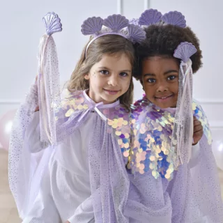 twee meisjes met zeemeermin verkleedkleding en een haarband met schelpen
