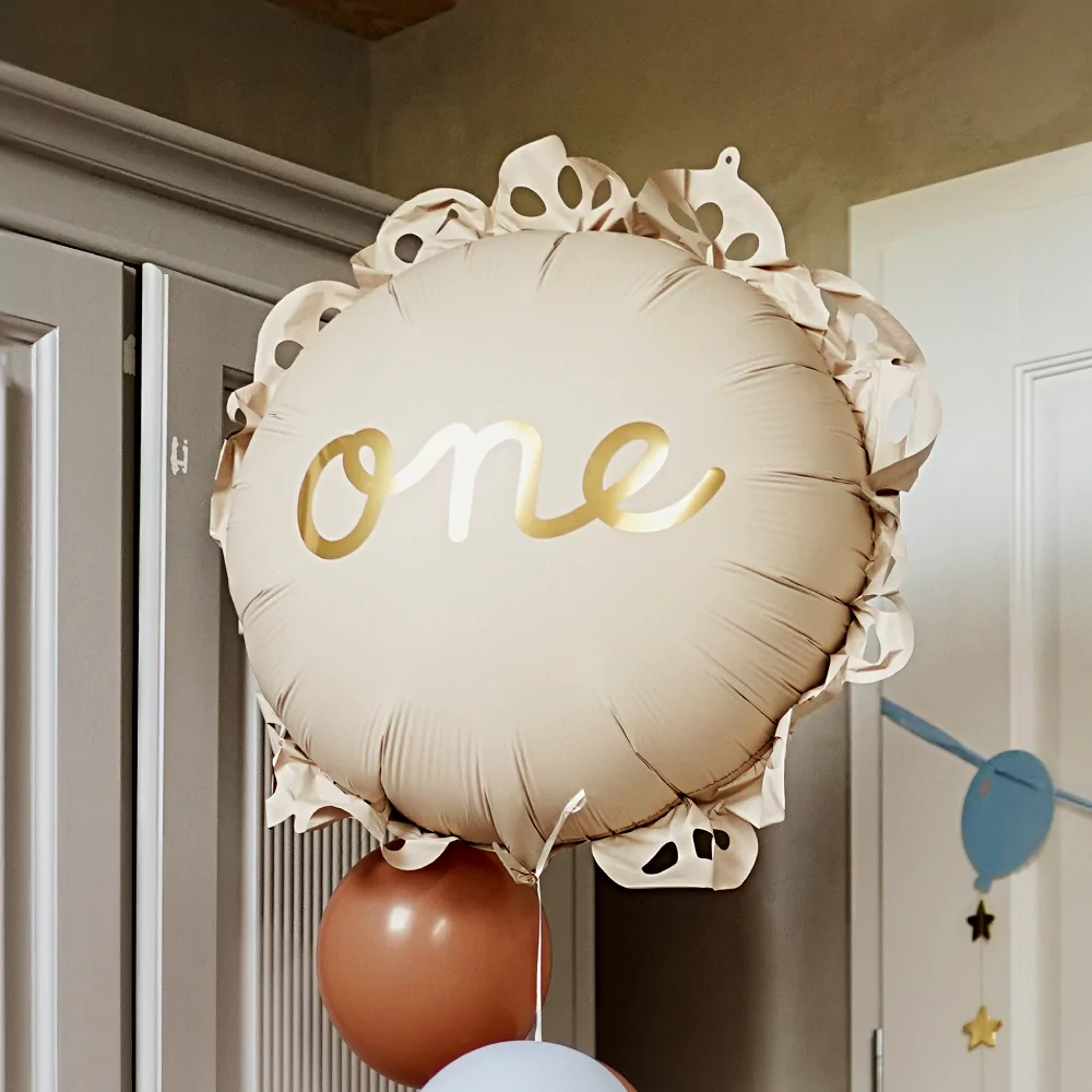 beige folieballon met gouden tekst one en ruches