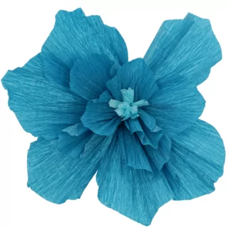 blauwe papieren bloem voor aan de muur met een lichtblauwe binnenkant
