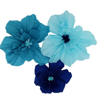 blauwe papieren bloemen voor decoratie
