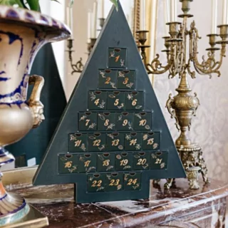 donkergroene advent kalender in de vorm van een kerstboom