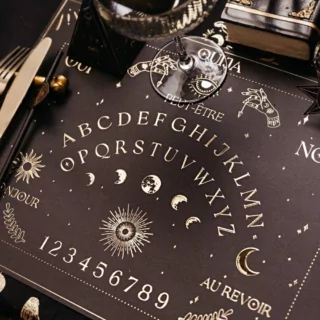 placemat in de vorm van een ouija bord
