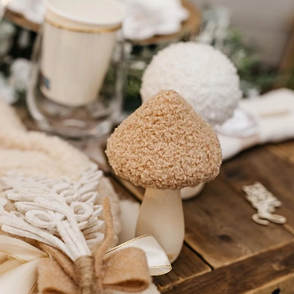 houten paddenstoelen met teddy stof in het creme en beige