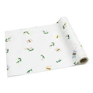 witte tafelloper met bloemen en vlinders