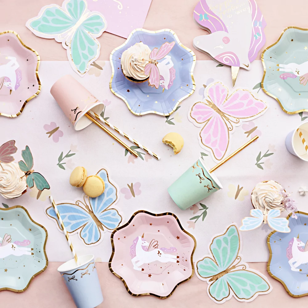 versierde tafel met pastel unicorn versiering en vlinder servetten