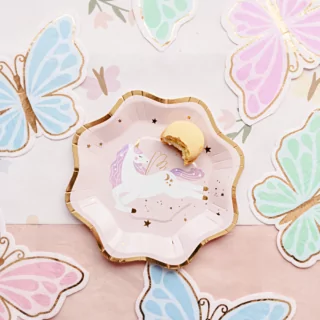 roze bordje met een gouden rand en vlinder servetten in het roze, mint en blauw