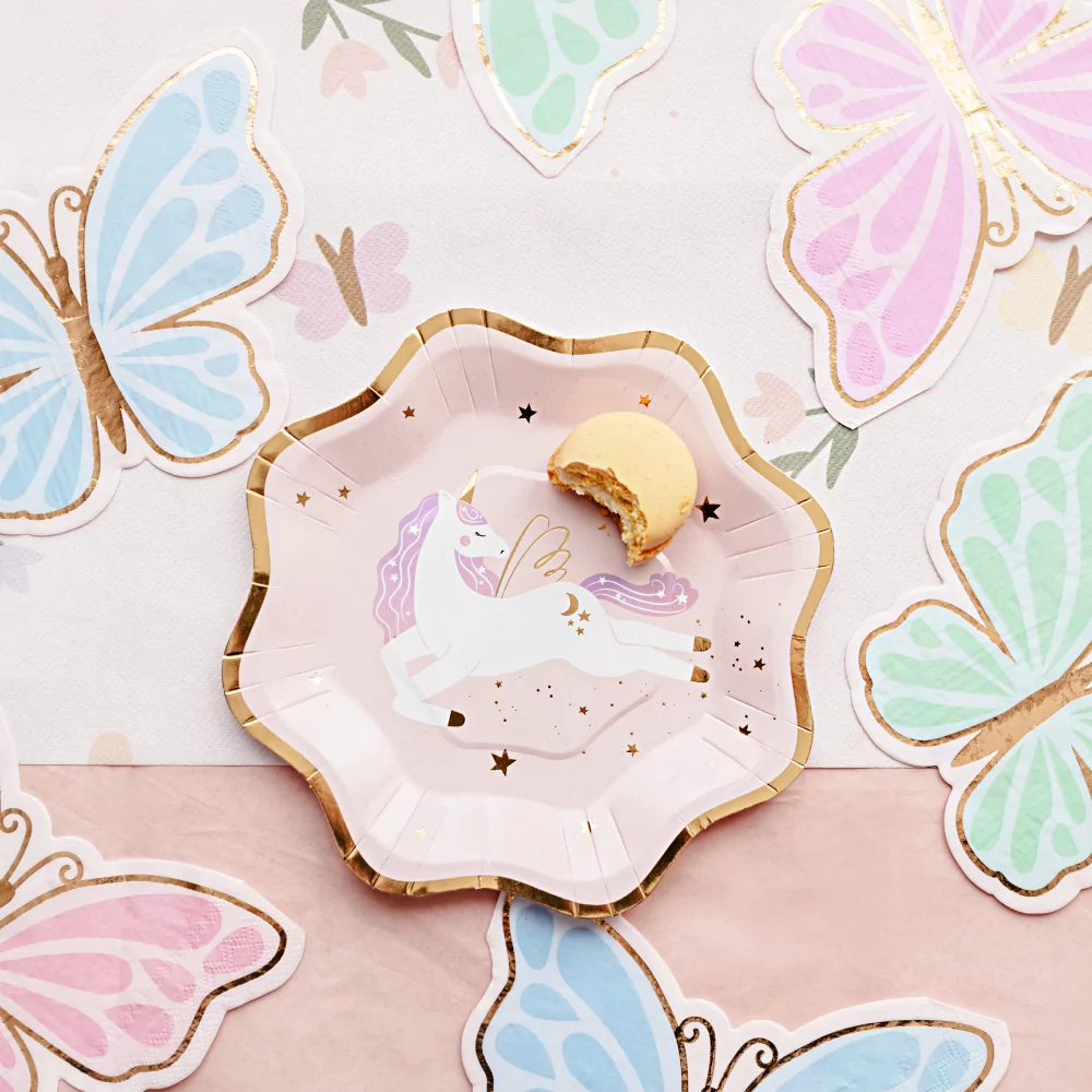 roze bordje met een gouden rand en vlinder servetten in het roze, mint en blauw