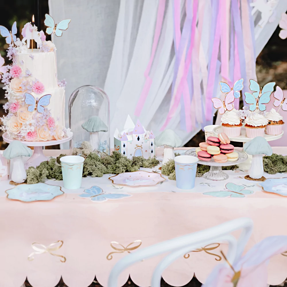 versierde tafel met pastel unicorn versiering en vlinders