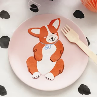 servetten corgi liggen op een roze bord