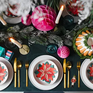 kerst tafel met vrolijke kleuren en gouden accenten
