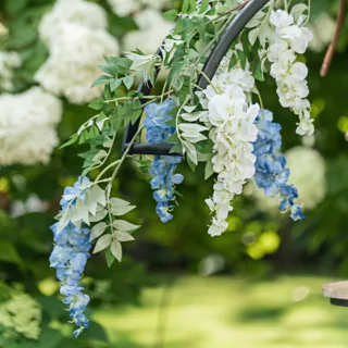 blauwe regen in het blauw en wit hangen aan een zwart prieel