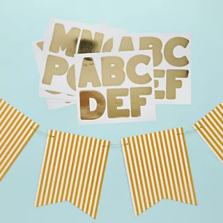 wit met geel gestreepte vaantjes slinger met gouden personaliseerbare letters