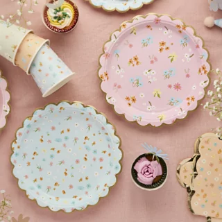 blauwe en roze bordjes met gouden rand en pastel bloemetjes