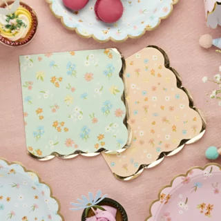 perzikkleurige en mint servetten met gouden rand en pastel bloemen