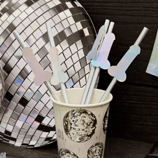zilveren rietjes zitten in een beker met discoballen welke voor een zilveren discobal staat