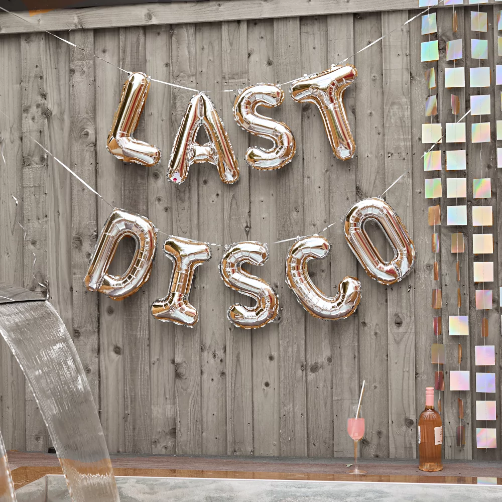 zilveren ballonslinger last disco hangt aan de schutting