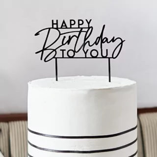 zwarte taartversiering happy birthday to you in een wit met zwarte taart