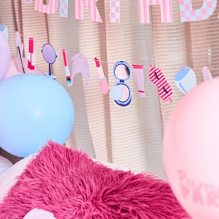 slinger pamper party met verschillende figuurtjes bestaande uit een oogmasker, lippenstift en een poederdoosje