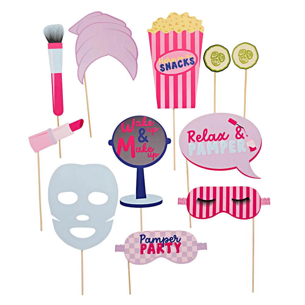 photo booth props pamper party bestaande uit een tulband, makeupkwast, komkommerschijfjes en een gezichtsmasker