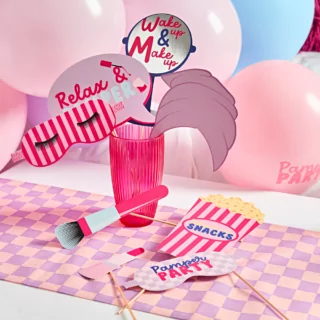 photo booth props pamper party bestaande uit een tulband, makeupkwast, komkommerschijfjes en een gezichtsmasker
