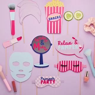 photo booth props pamper party bestaande uit een tulband, makeupkwast, komkommerschijfjes en een gezichtsmasker