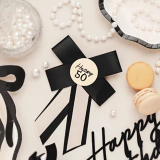 creme en zwarte strik happy 50
