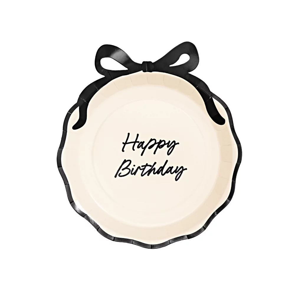 creme bordje met zwarte tekst happy birthday en een zwarte strik