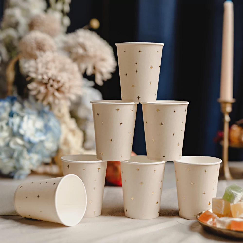 beige bekers met gouden sterren