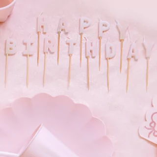 lichtroze taart kaarsen happy birthday