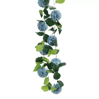 bloemslinger met blauwe dahlia's en groene bladeren