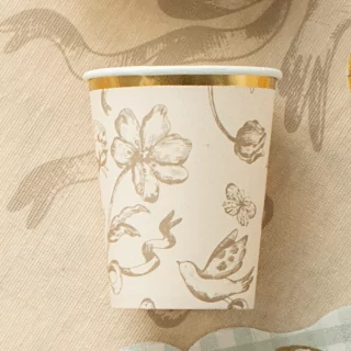 bekers met beige bloemen en een gouden rand