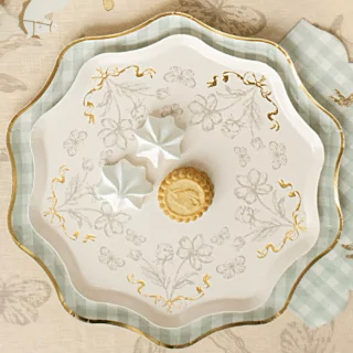 beige bordjes met gouden bloemen en strikjes en een ribbelrand
