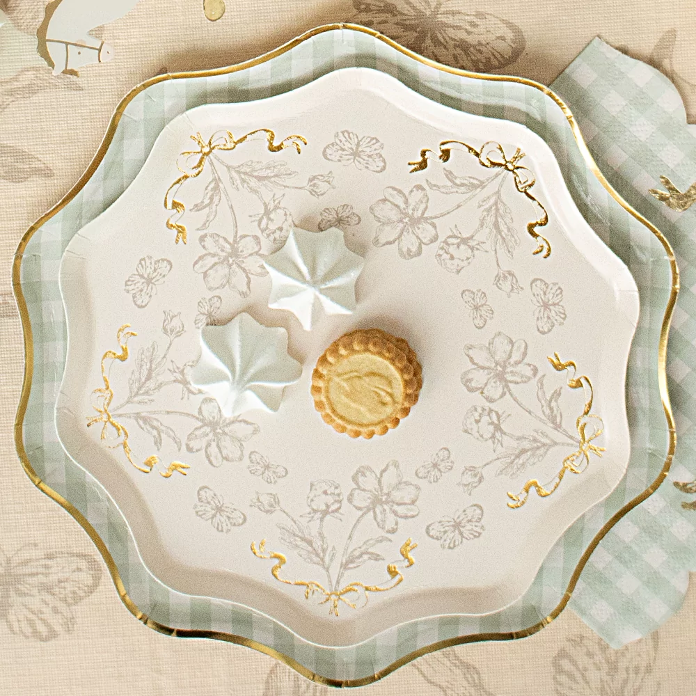 beige bordjes met gouden bloemen en strikjes en een ribbelrand