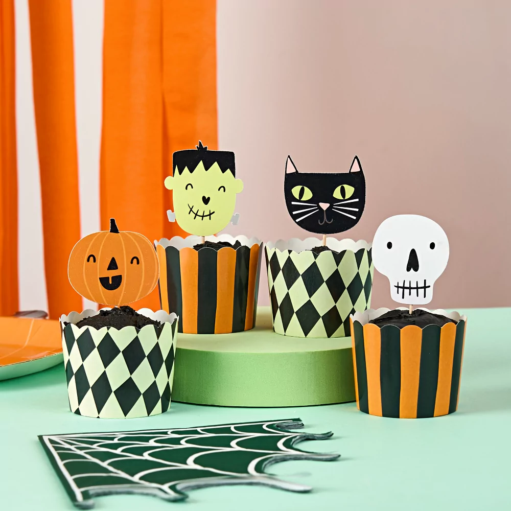 cupcake versiering halloween figuurtjes zoals een pompoen, zwarte kat, frankenstein en een skelet