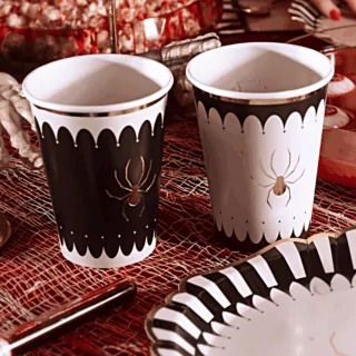 beige en zwarte bekers halloween met gouden spin